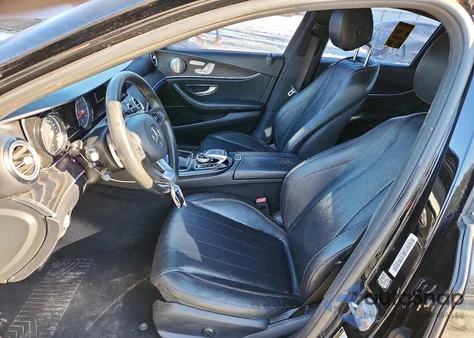 2017 Mercedes-Benz E 300 4Matic z USA, uszkodzony, nr VIN WDDZF4KBXHA080771